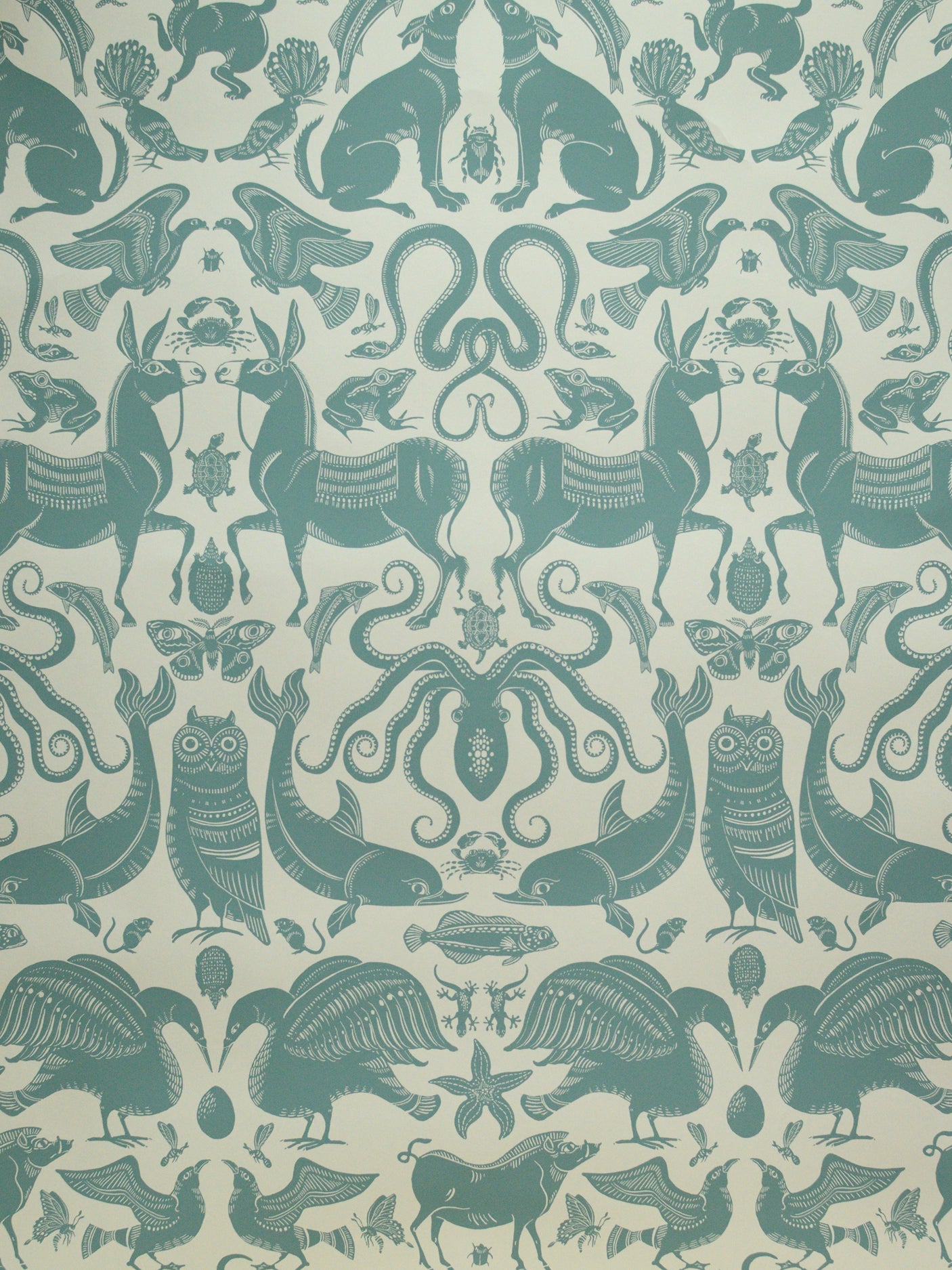 Wallpaper with animals and sea creatures in light blue on a white background