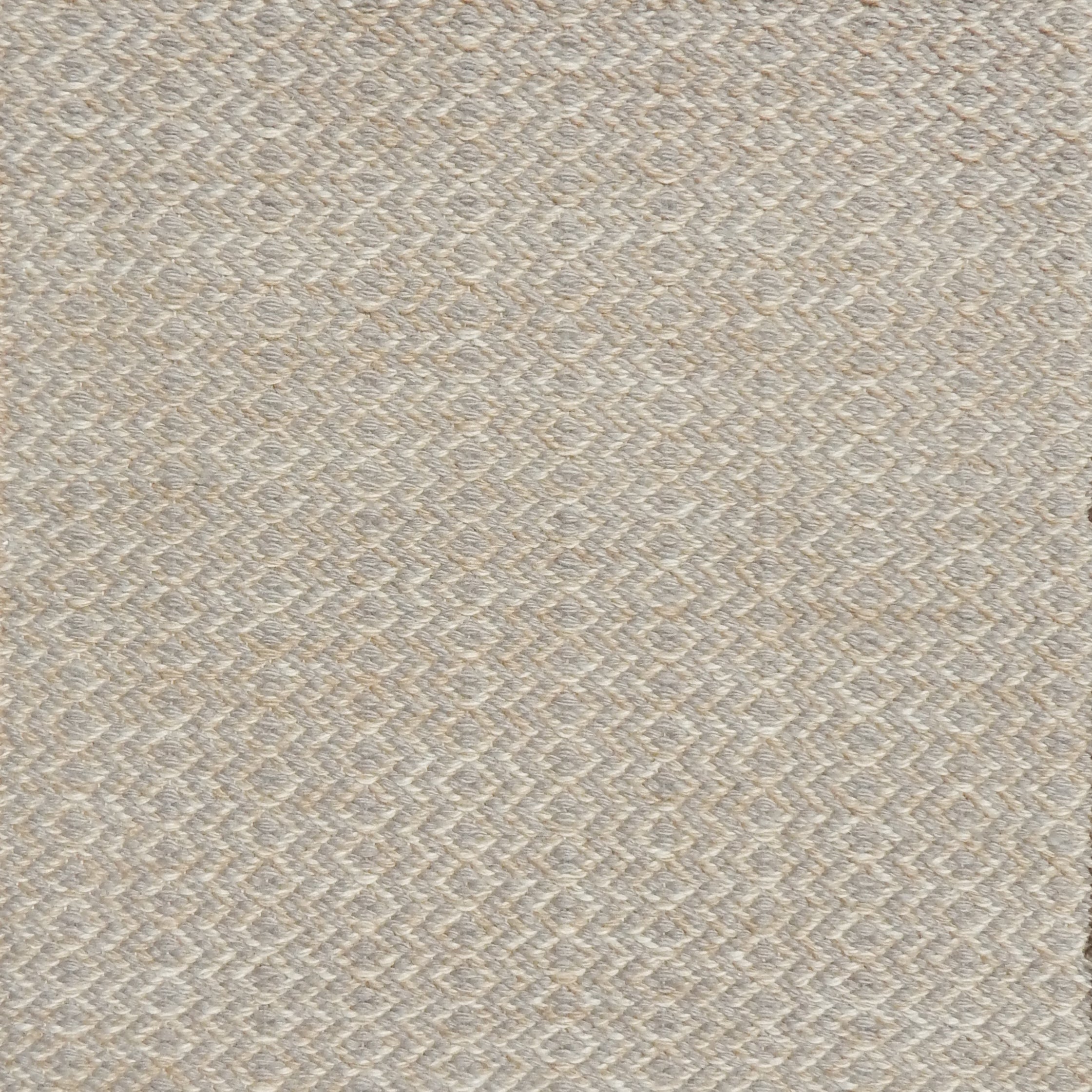 Flatweave rug with an diamond stripe pattern in grey and beige.