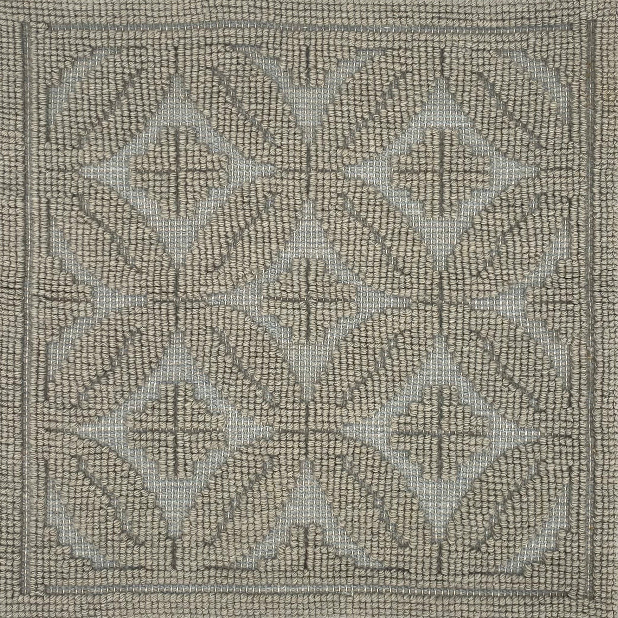 Handmade rug with classic circle lattice design in grey.