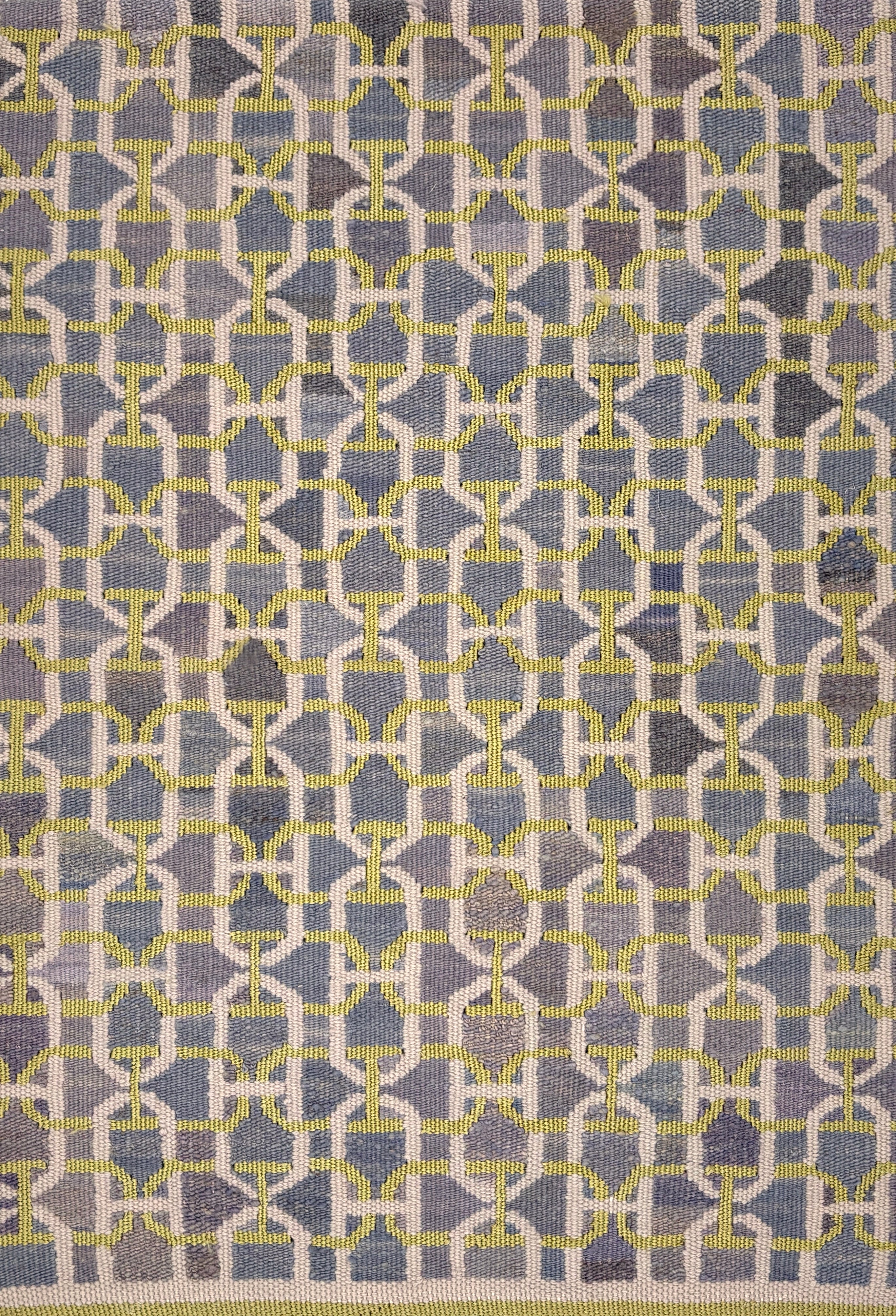 Patterned rug with geometric design in gray and yellow tones