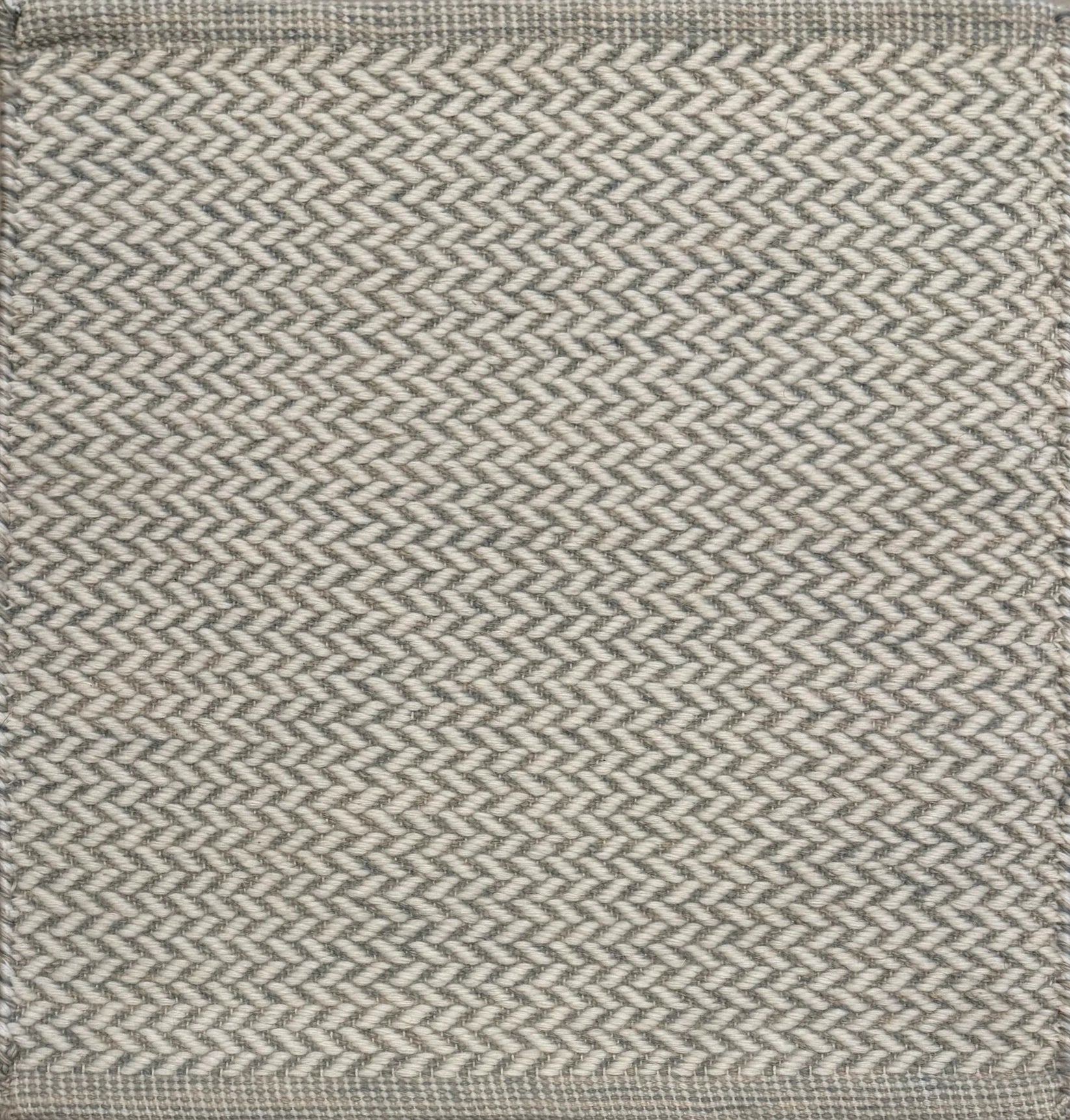 Textured rug with a herringbone pattern in white and grey
