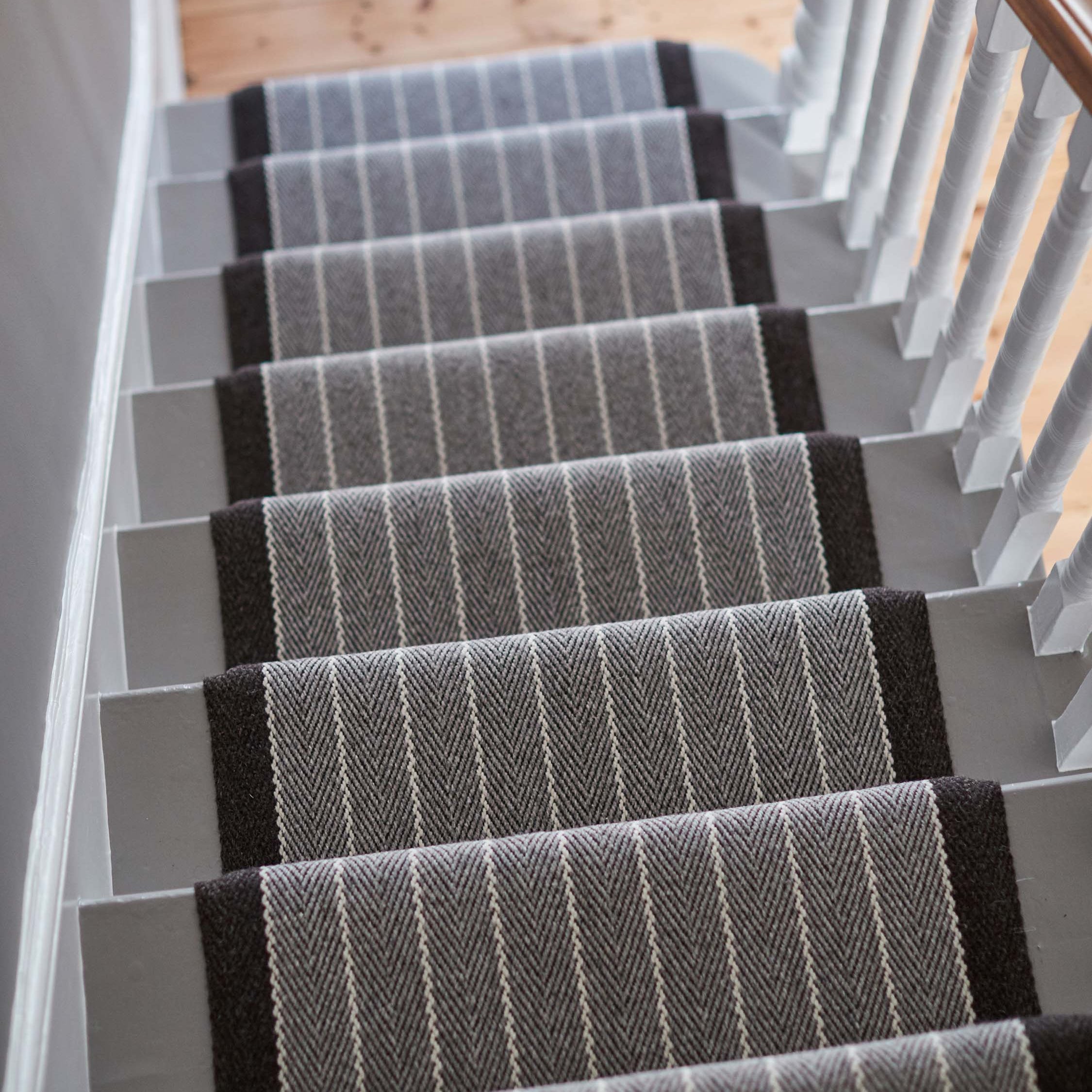 Striped flatweave runner in grey and black