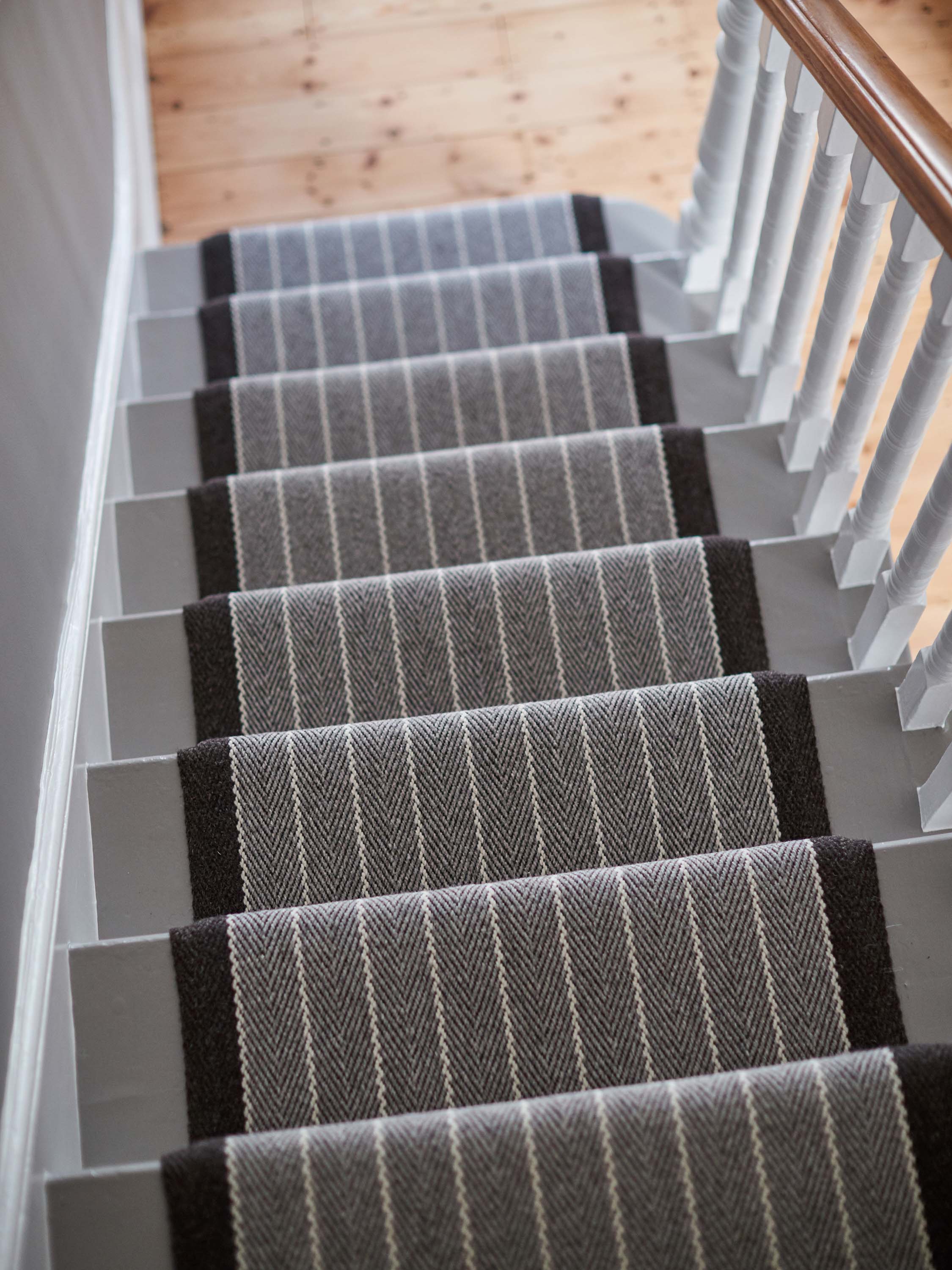Striped flatweave runner in grey and black